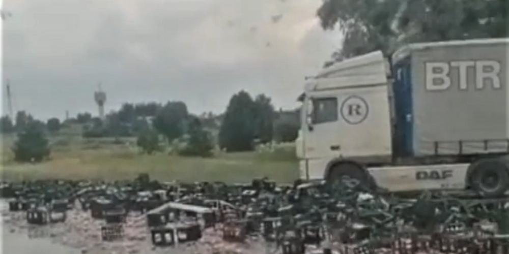 VIDEO: Ķekavas aplī no kravas auto izbirst kastēm alus