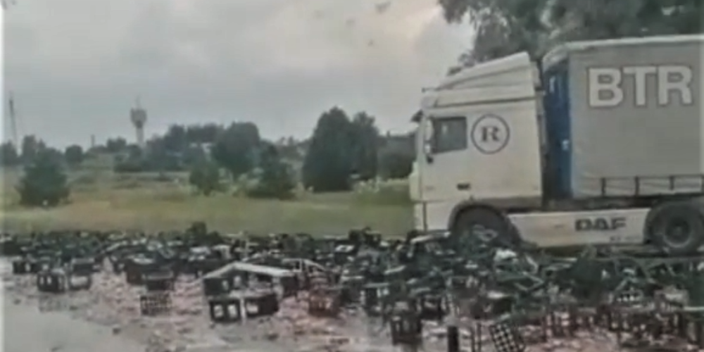 Видео: около Кекавы из попавшего в аварию грузовика выпал алкоголь
