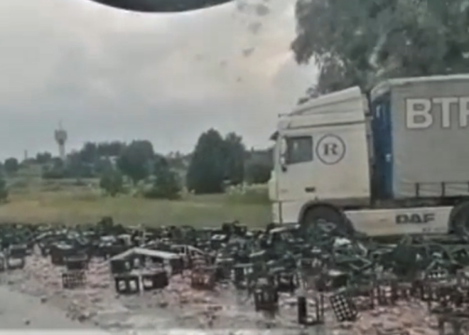 Видео: около Кекавы из попавшего в аварию грузовика выпал алкоголь