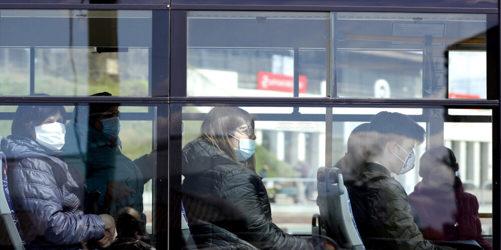 Минздрав предлагает отказаться от обязательного ношения масок в общественном транспорте