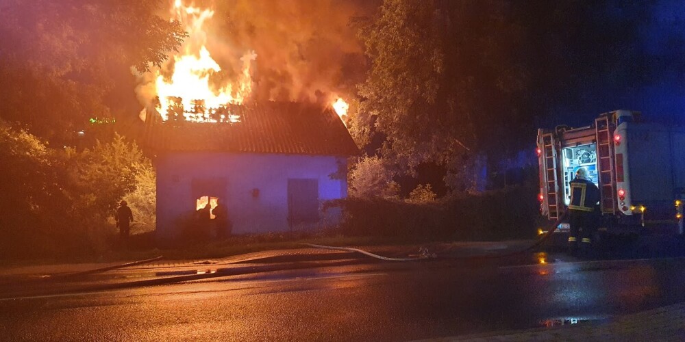VIDEO: ugunsdzēsēji Jelgavā no liesmās degošas mājas izglābj vīrieti