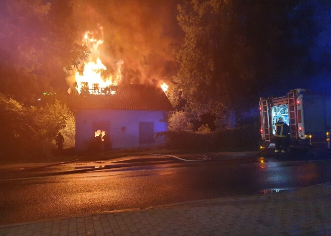 VIDEO: ugunsdzēsēji Jelgavā no liesmās degošas mājas izglābj vīrieti