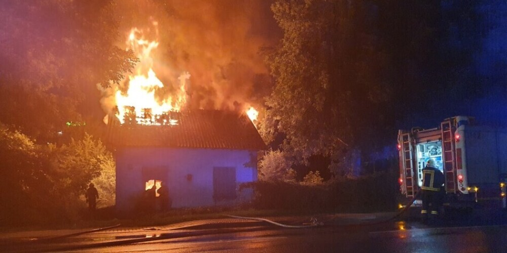 Видео: пожарные спасли мужчину из огня в Елгаве