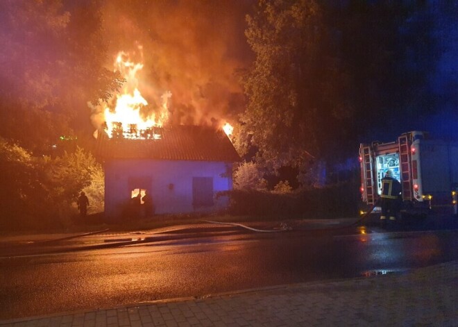 Видео: пожарные спасли мужчину из огня в Елгаве