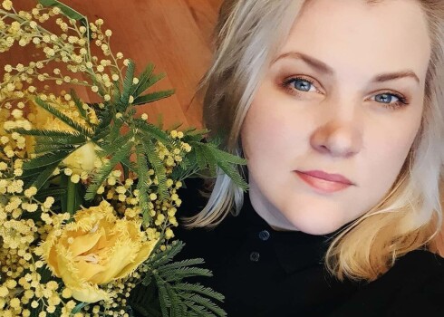 „Atsekojiet "Instagram" cilvēkiem, kuri liek jums justies slikti! Atsekojiet no tā, kas iedzen kompleksos! Iedvesmojieties pašas no sevis! Pēdējo piecu gadu laikā nekas nav mainījies. Un, ja arī Tu kādreiz pieķer sevi pie domas – neesmu pietiekami laba –, kā es sevi pirms pieciem gadiem, nostājies pie spoguļa... paskaties uz sevi. Jā, neesi tuvu kultivētajam ideālam. Nu un? Za to, tīri nečevo! Kā domāsi, tā dzīvosi, un dzīvot vajag skaisti, tāpat kā domāt!” vēstīts vienā no Indras Salcevičas ierakstiem.