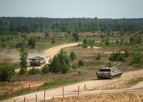 NATO kontingenta Igaunijā tanki Ādažu poligonā.