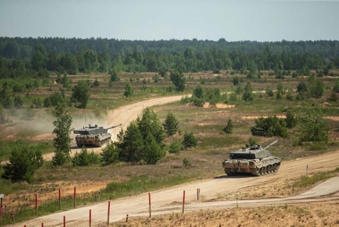 NATO kontingenta Igaunijā tanki Ādažu poligonā.