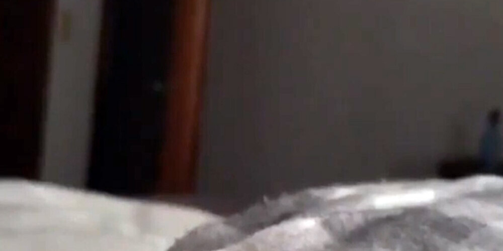 VIDEO: grūtniece pārbijās, kad pie savas gultas pamanīja tumšu galvas siluetu