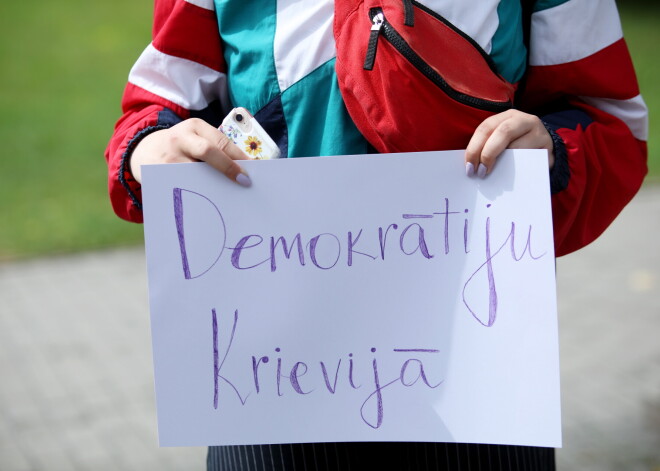 Pie Krievijas vēstniecības Rīgā notiek protesta akcija pret piedāvātajiem Krievijas Konstitūcijas grozījumiem.