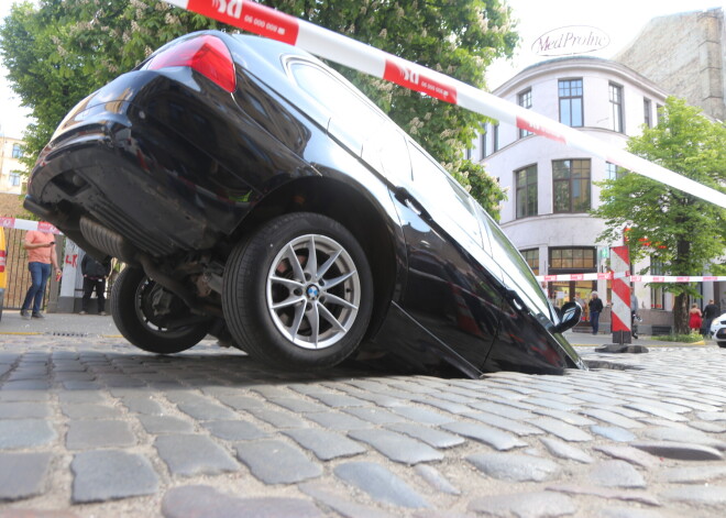 Kas maksās par bedrē iekritušu sasistu auto