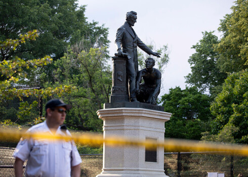 ASV nežēlastībā krituši arī verdzību atcēlušā Abrahama Linkolna pieminekļi