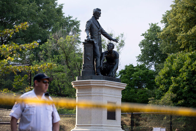 Lai gan monuments veidots, lai pieminētu verdzības atcelšanu ASV, tagad radušies iebildumi pret to, ka melnādainais nometies ceļos baltā prezidenta priekšā.