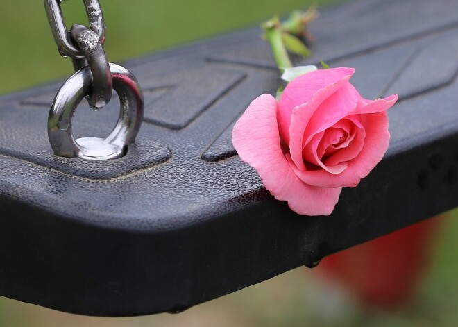 Живущих в строительном вагоне рижан обвиняют в жестокой смерти своего ребенка