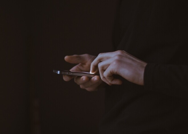 Латвийцев предупреждают о мошеннических звонках из экзотических стран