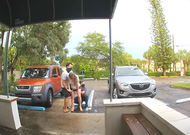 Камера наблюдения сняла, как девушка стоя рожает на парковке, не добежав до дверей роддома