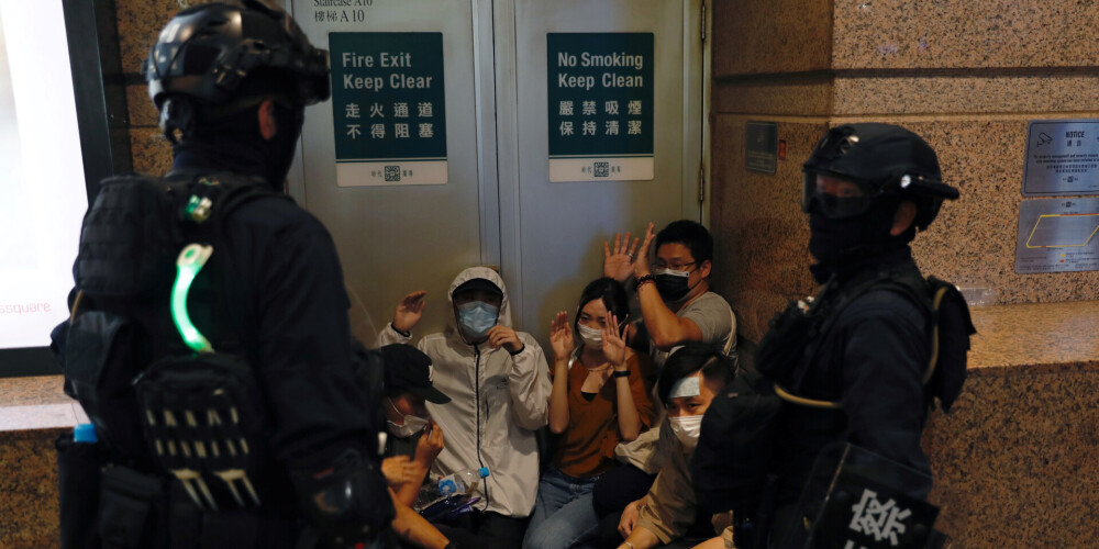Policija Hongkongā aizturējusi teju 200 cilvēkus, kuri protestējuši pret jauno nacionālās drošības likumu