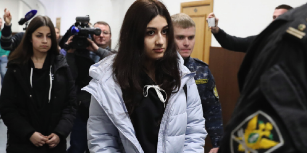 Lietu tomēr neizbeigs: Krievijā divām no trim māsām, kas brutāli nogalināja savu varmācīgo tēvu, draud 20 gadi cietumā
