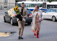 FOTO: ļaudis dodas uz Dailes teātra pirmizrādi "Blokmājas Dons Kihots"