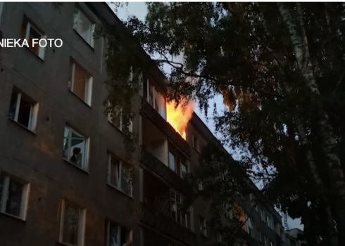 Видео: в многоэтажке в Иманте сгорела лоджия