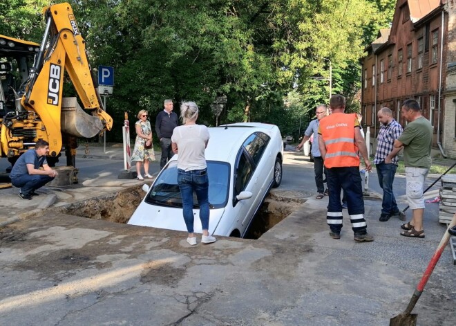 Āgenskalnā kāda autovadītāja ar spēkratu iebraukusi remontdarbu bedrē