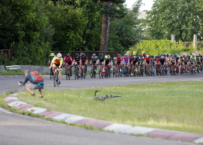 100 kilometru garais ''BSC Group GP'' velobrauciens Biķernieku kompleksās sporta bāzes trasē, kas ir sezonas otrais Latvijas kausa posms šosejas riteņbraukšanā.