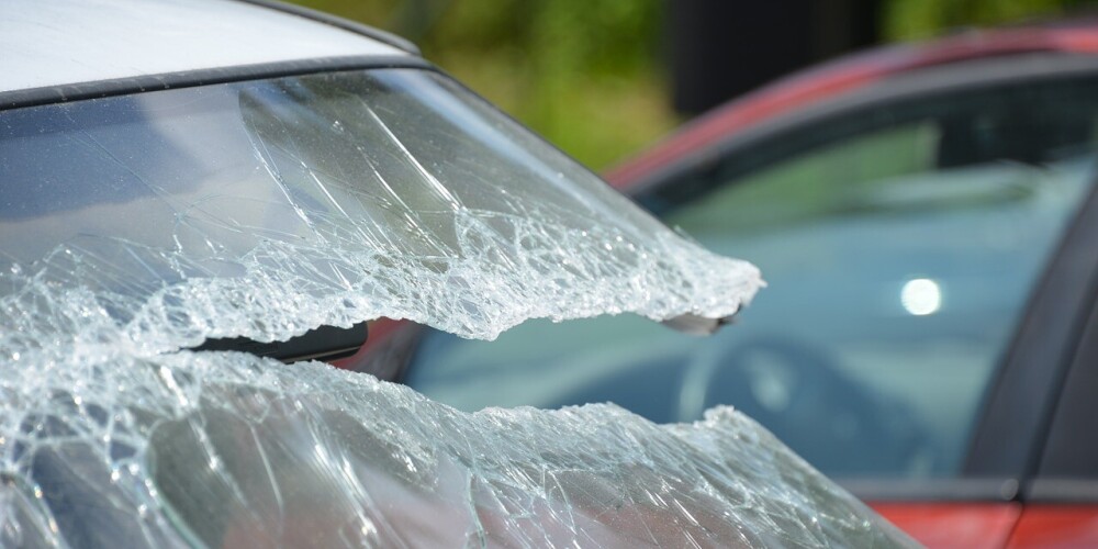 В Мерсрагсе пьяный подросток украл машину и попал в аварию