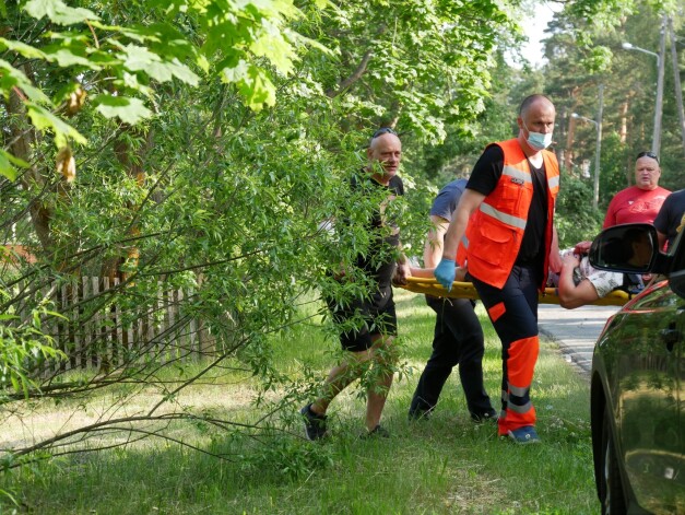 Mediķi laimīgi, ka nav jāved līķis, bet cietušajam rūp, kur palikusi priekšniecības dāvana.