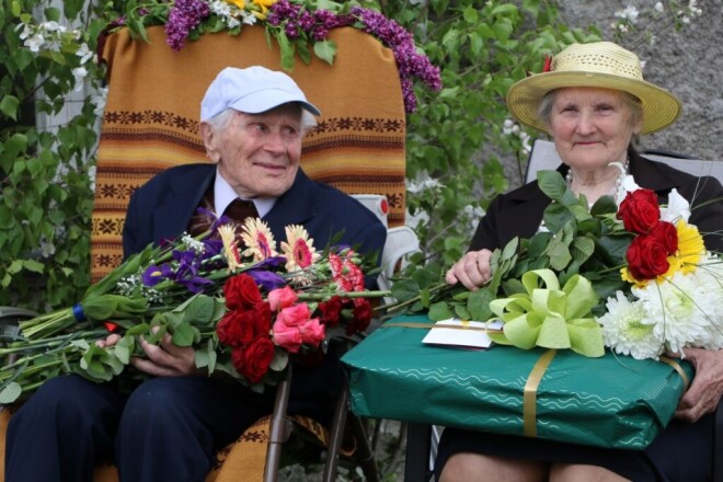 Jubilārs Alfrēds Škepasts no Jaunannas pagasta savā svētku dienā kopā ar dzīvesbiedri Olgu.