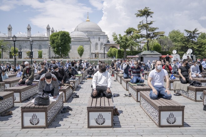 Piektdienas lūgšana pie Zilās mošejas.