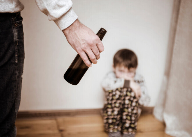 Нужно ли в Латвии платить алименты при лишении родительских прав?