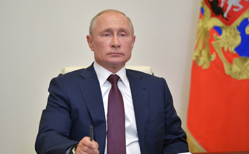 Putins paraksta dekrētu par konstitūcijas grozījumu stāšanos spēkā