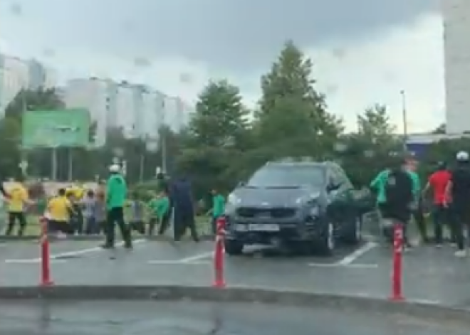 VIDEO: Maskavā masu kautiņā dūres izvicina konkurējoši ēdiena kurjeri