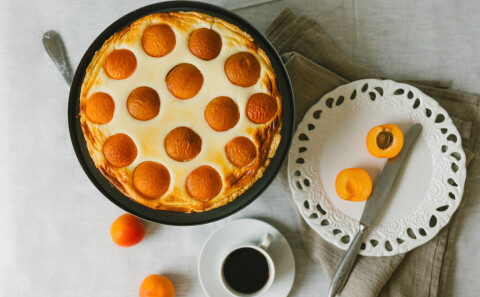 Пирог с абрикосами на сковороде