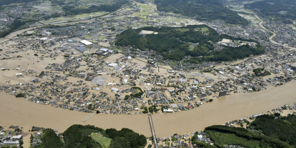 Japānā simtiem tūkstošiem cilvēku aicināti pamest mājas spēcīgu lietusgāžu dēļ