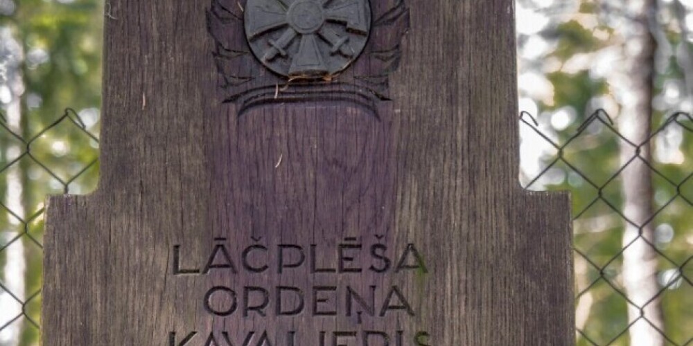 Atrasts Kuldīgas novadā no kapiem nozagtais Lāčplēša ordeņa bronzas atveids