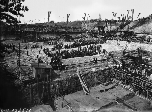 Būvlaukums pamatakmens likšanas svētkos 1937. gada 22. maijā. Par godu šim notikumam, būvobjektu izrotāja ar karogiem, bet uz ceremoniju ieradās daudzi viesi ar Kārli Ulmani priekšgalā.