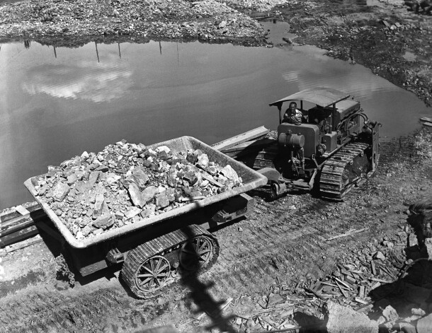 Dolomīta transportēšana. 1937. gads. Būvdarbos tika izmantota tiem laikiem jaudīga tehnika, ieskaitot četrus ekskavatorus, astoņus būvceltņus, 14 dīzeļlokomotīves, kā arī traktorus un vagonetes. Kopumā bija vairāk nekā 300 tehnikas vienību.