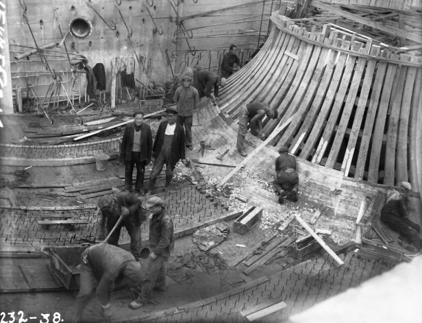 Spēkstacijas turbīnas darba kameras būvdarbi. 1938. gads. Pašas turbīnas un ģeneratorus izgatavoja Zviedrijā, un Latvijā šīs iekārtas ieradās 1938. gada novembrī.