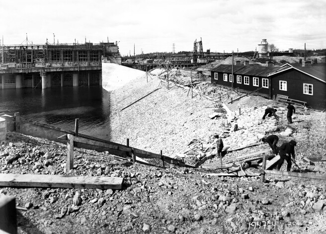 Ūdenskrātuves labā krasta nogāzes nostiprināšana ar laukakmeņiem. 1939. gada 4. maijs. Ūdens līmeni ūdenskrātuvē pakāpeniski sāka paaugstināt tā paša gada septembrī.