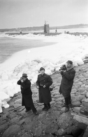 Eduards Kraucs (pirmais no labās) 1940. gadā filmē ledus sablīvējumus pie Ķeguma spēkstacijas.