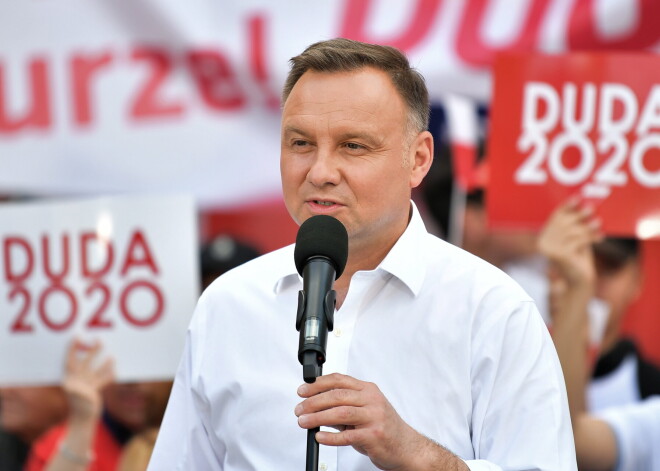 Polijas prezidents vēlas panākt aizliegumu viendzimuma pāriem adoptēt bērnus