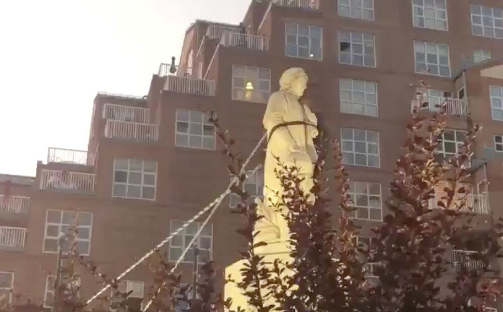 Baltimorā nogāzta un ūdenī iemesta Kolumba statuja