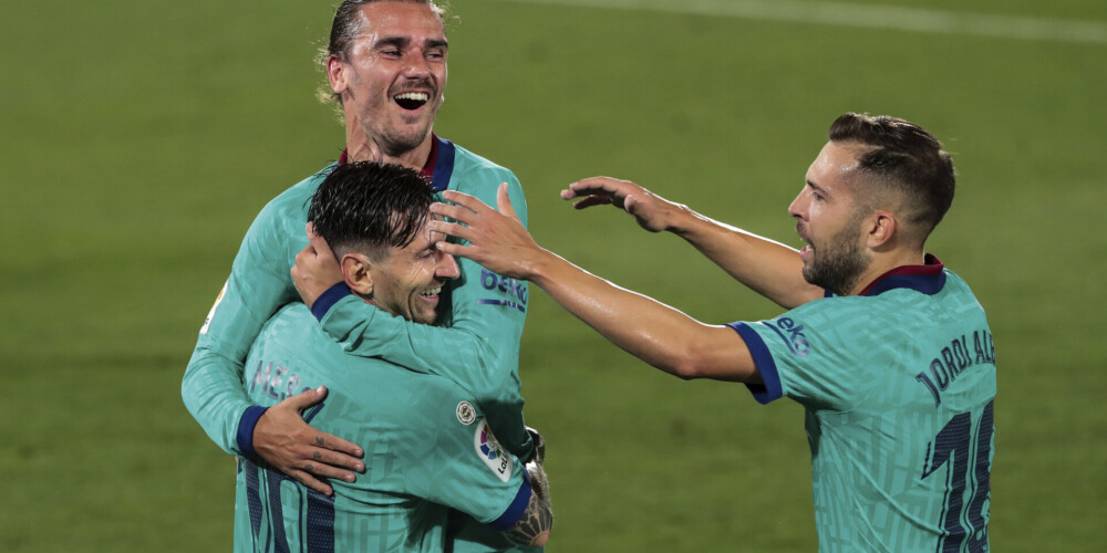 "Barcelona" saglabā intrigu Spānijas čempionātā; "Napoli" pieveic "Roma" un turpina cīņu par Eirokausiem