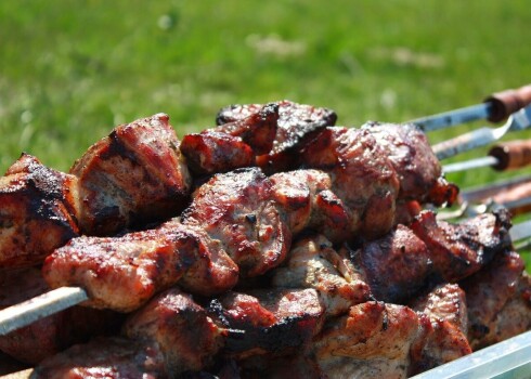 Šašlikā, sadegot taukiem, veidojas transtauki. Ja transtauki nonāk organismā lielā daudzumā, tie spēj izraisīt vēža rašanos.