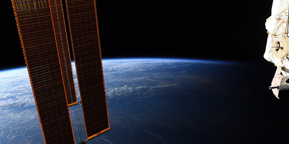 Astronauts publicējis fascinējošu foto ar to, kā no kosmosa izskatās robeža starp dienu un nakti
