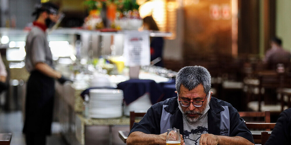 Covid-19 nomocītajā Sanpaulu atļauj atkal atvērt bārus un restorānus