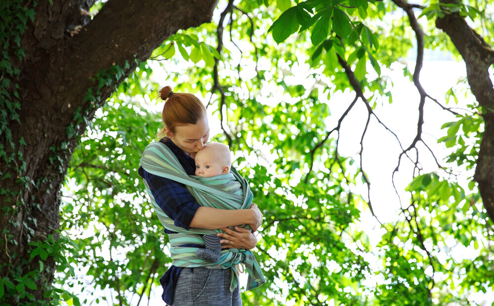 Bērna nēsāšana slingā: ko ievērot Latvijas vasarā