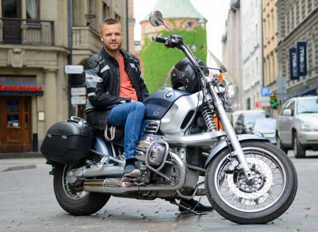 Valters ar savu BMW motociklu.
