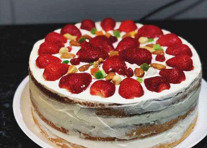 Zemeņu laiks: 5 gardu un vienkārši pagatavojamu zemeņu kūku receptes