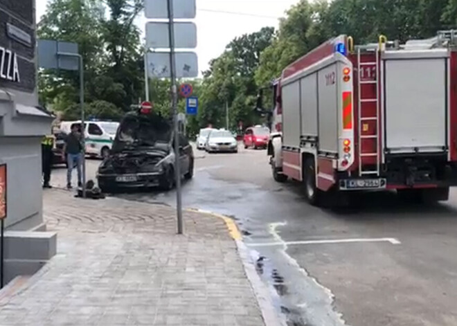 Rīgā pie Bastejkalna deg automašīna.